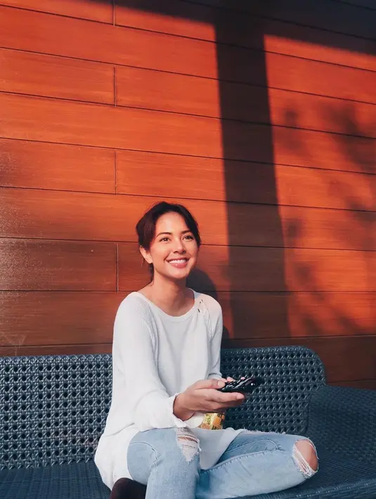 Selain itu, Aurelie juga memberikan tips untuk perempuan yang berkulit sawo matang. Terpenting adalah percaya diri dalam mengaplikasikan makeup apapun. (Instagram/aurelie)