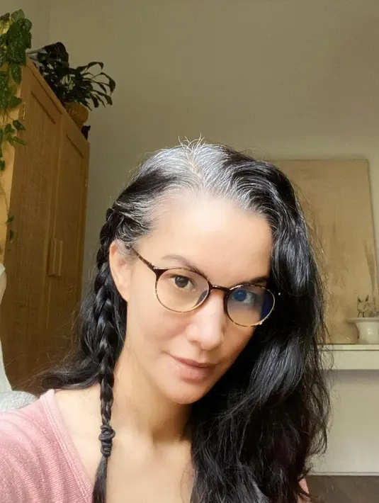 <p>Tampil dengan rambut beruban tak membuat paras cantik Nadya Hutagalung pudar. Sebab ia tetap terlihat begitu memesona dan menawan. (FOTO: instagram.com/nadyahutagalung/)</p>