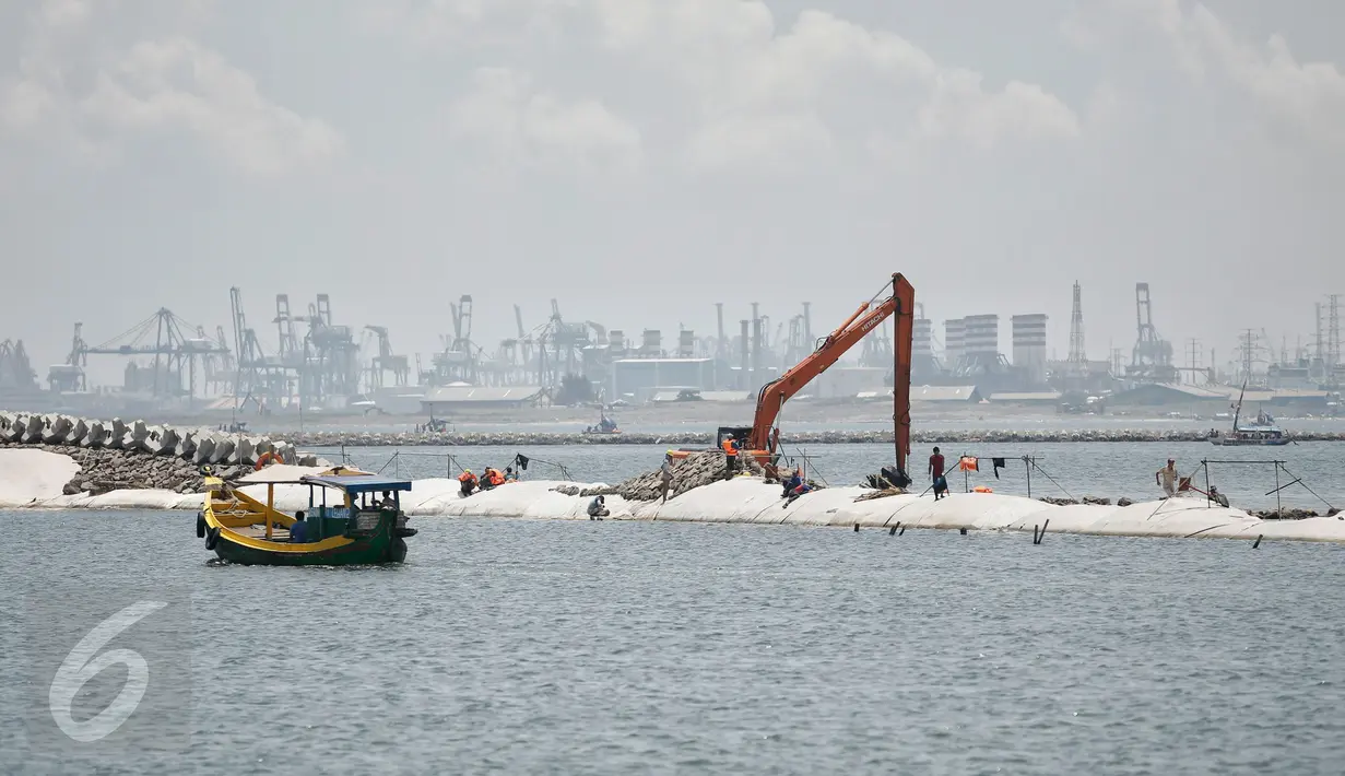 Alat berat dikerahkan saat pengerjaan proyek reklamasi kawasan Pantai Utara Jakarta, Ancol, Jakarta, Rabu (9/3/2016). Keberadaan kawasan mangrove bisa terganggu dengan adanya proyek reklamasi tersebut. (Liputan6.com/Faizal Fanani)
