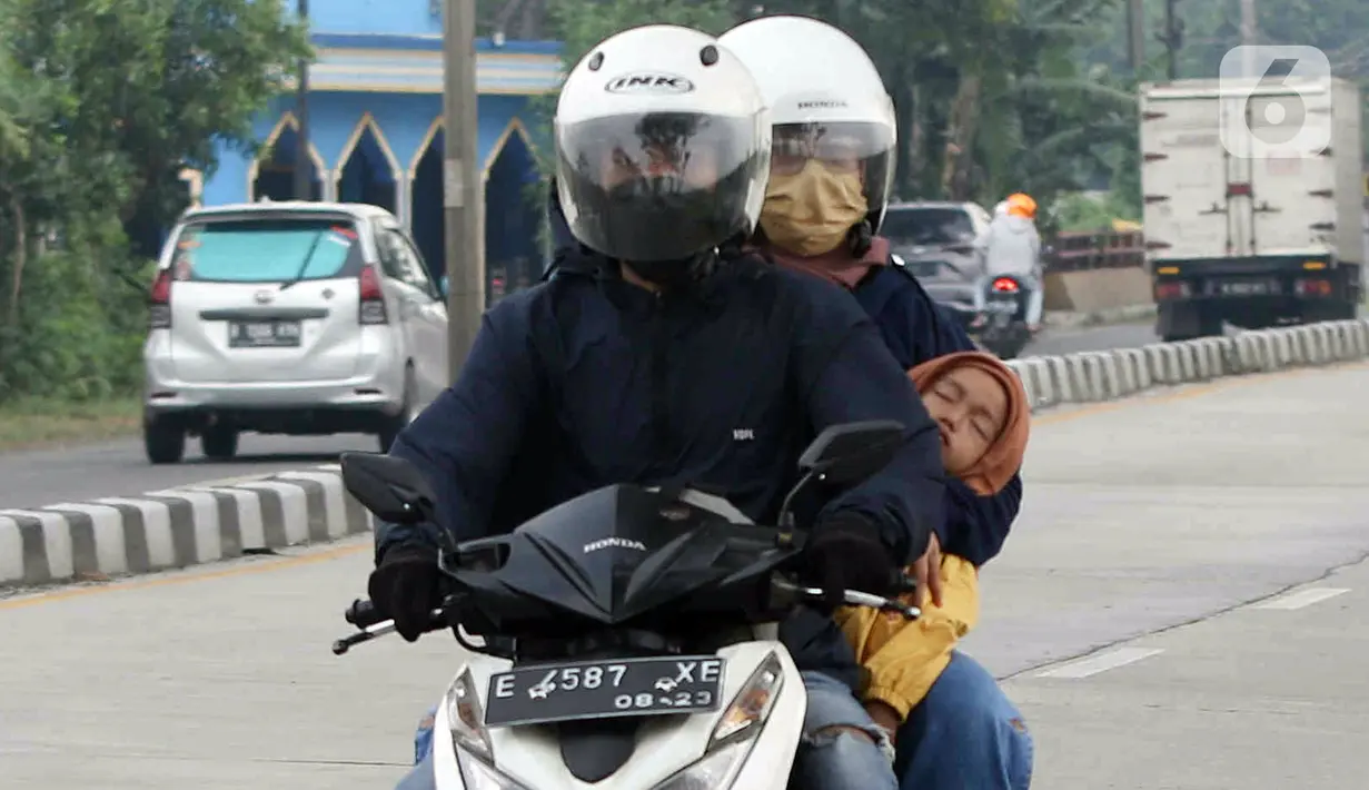 <p>Pemudik yang menggunakan sepeda motor melintasi jalur Pantura daerah Pamanukan, Subang, Jawa Barat, Jumat (29/4/2022). Pada H-3 Lebaran, jalur Pantura dipadati kendaraan pemudik khususnya kendaraan roda dua. (Liputan6.com/Herman Zakharia)</p>