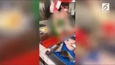 Sebuah pasar ikan di Taiwan mendadak ramai pembeli karena kehadiran gadis penjual ikan yang cantik dan seksi.