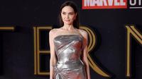 Angelina Jolie tampil glamor bergaun silver metalik di Premiere Eternals. (Instagram/versace).