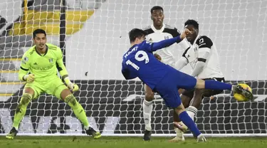 Gelandang Chelsea, Mason Mount mencetak gol ke gawang Fulham pada lanjutan Liga Inggris yang berlangsung di Craven Tottage pada Minggu (17/1/2021) dini hari WIB. Chelsea berhasil meraih kemenangan 1-0 atas Fulham lewat gol tunggal Mason Mount. (Mike Hewitt/Pool via AP)