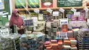 Pengunjung melihat buku yang hendak dibeli pada pameran Islamic Book Fair 2016 di Jakarta, Selasa (1/3). Ratusan penerbit meramaikan pameran buku keislaman terbesar di Indonesia itu dengan penawaran diskon mulai dari 20%-80%. (Liputan6.com/Angga Yuniar)