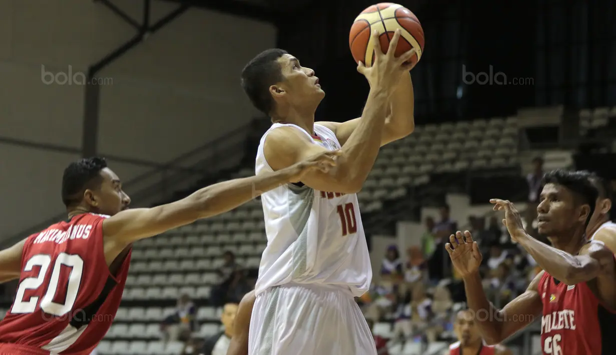 Pemain Timnas Basket Indonesia, Kevin Sitorus saat melewati adangan dua pemain Timor Leste pada laga perdana test event Basketball Asian Games 2018 di Hall A Senayan, Jakarta, Rabu (7/2/2018).  Indonesia menang 135-30. (Bola.com/Nicklas Hanoatubun)