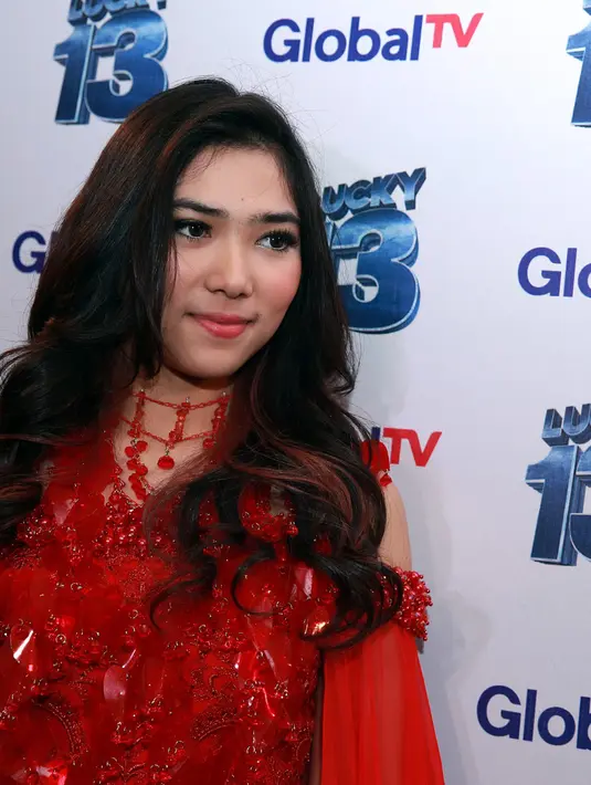 'Di opera itu butuh konsentrasi, soalnya nggak boleh salah kan ditontong langsung sama penonton. Kalau di film kan salah bisa diulang,' kata Isyana. (Deki Prayoga/Bintang.com)