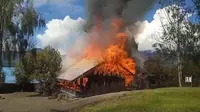 Kelompok Kriminal Bersenjata (KKB) Papua membakar bangunan Sekolah Dasar Negeri (SDN) Okbab di Kampung Borban, Distrik Okbap, Kabupaten Pegunungan Bintang pada Jumat, 12 Juli 2024. (Foto: tangkapan dari video yang beredar).