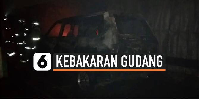 VIDEO: Kebakaran Gudang di Cakung, Petugas Cegah Api ke Permukiman