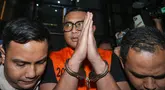 Bupati Klaten Hamenang Wajar Ismoyo mengenakan rompi tahanan berwarna oranye saat keluar dari Gedung Merah Putih KPK, Jakarta, Jumat (16/10/2026). Hamenang ditetapkan sebagai tersangka setelah terjaring Operasi Tangkap Tangan (OTT) KPK. (KLY/Budy Santoso)