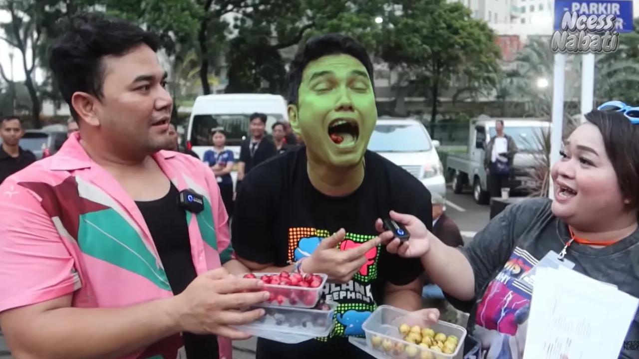 Ncess kemudian memberikan buah yang lain. Rupanya rasanya tetap sama-sama asam.