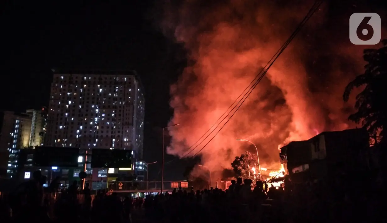 <p>Suasana saat kebakaran melanda kawasan Pasar Gembrong, Jalan Basuki Rahmat, Jakarta Timur, Minggu (24/4/2022). Kebakaran yang menghanguskan sejumlah rumah dan kios pedagang tersebut terjadi sekitar pukul 21.00 WIB. (merdeka.com/Iqbal S. Nugroho)</p>
