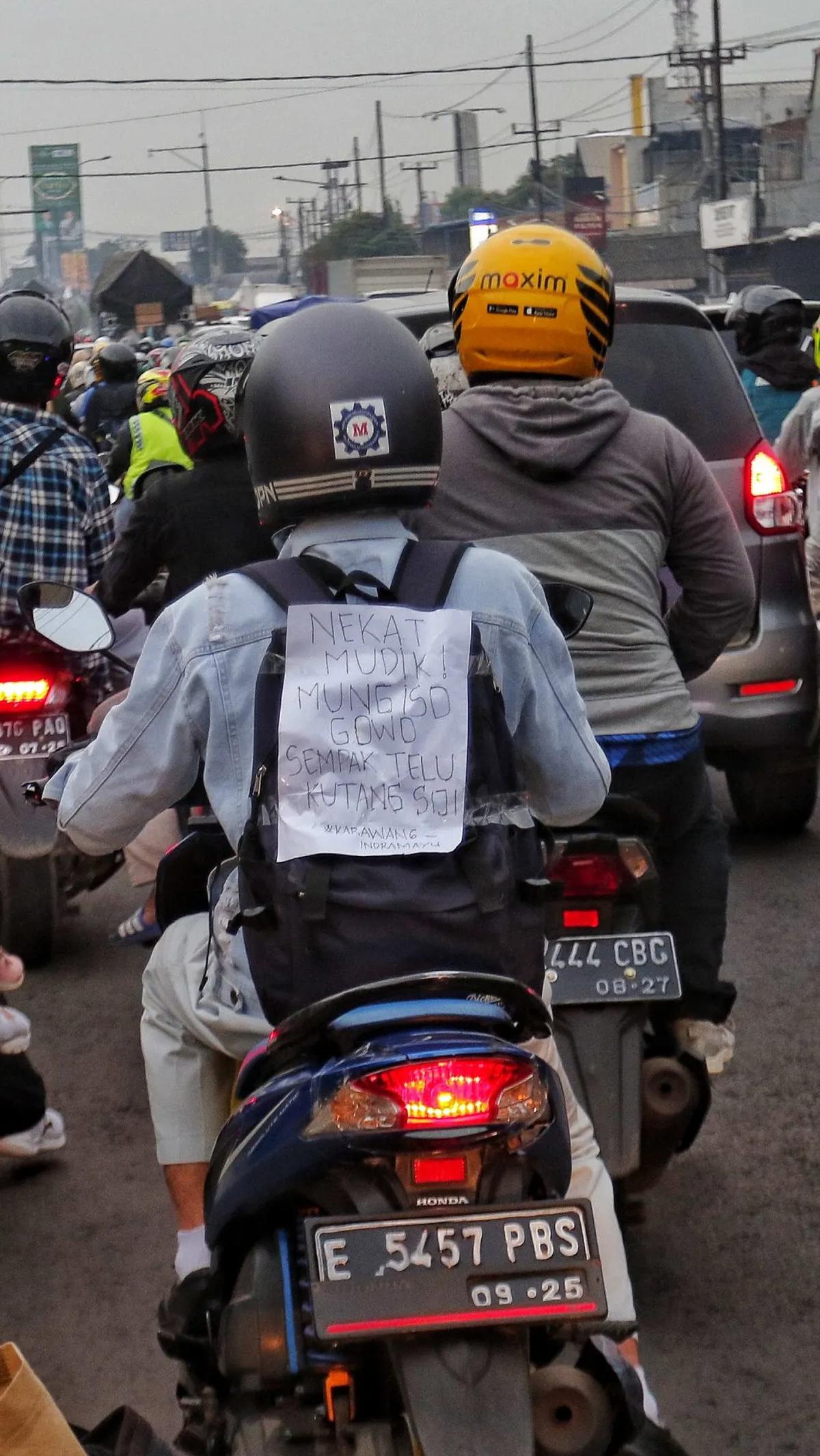 Mudik pakai motor sudah jadi tradisi. Harus hati-hati, karena ada rindu  keluarga yang mesti diobati.