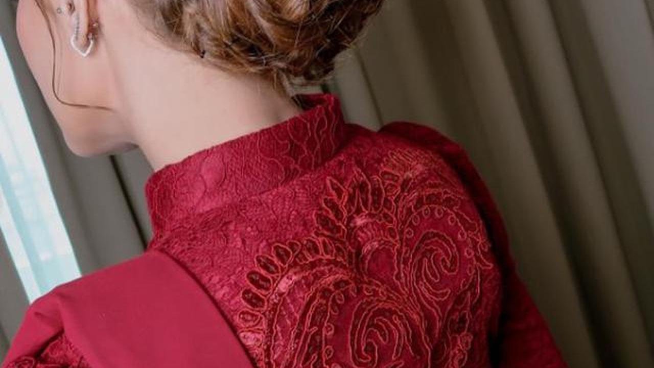 5 Model Kebaya Janggan Merah Chika Jessica saat Wisuda Sarjana, Cantik dan Elegan