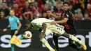 Bayer Leverkusen bermain imbang melawan AS Roma 2-2 pada laga leg kedua semifinal yang digelar di BayArena. (INA FASSBENDER/AFP)