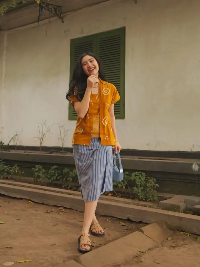 Febby Rastanty saat Memadukan Pakain Sehari-hari dengan Batik dan Kebaya