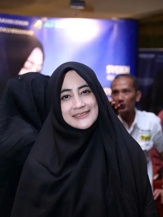 Beberapa waktu lalu, Umi Pipik dikabarkan tengah menjalin hubungan khusus dengan mantan vokalis Matta Band, Sunu Hermaen. Ketika dikonfirmasi, Umi Pipik hanya tersenyum. (Nurwahyunan/Bintang.com)