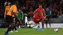 Gelandang Manchester United Paul Pogba dilanggar oleh bek Wolverhampton Wanderers Conor Coady dalam kotak penaldi saat bertanding dalam Liga Inggris di Stadion Molineux, Wolverhampton, Inggris, Senin (19/8/2019). Pertandingan berakhir 1-1. (Paul ELLIS/AFP)