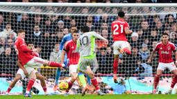 Pemain Manchester City, Rayan Cherki, mencetak gol ke gawang Nottingham Forest pada laga pekan ke-18 Premier League di Stadion The City Ground, Sabtu (27/12/2025). (Joe Giddens/PA via AP)