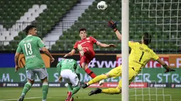 Pemain Bayer Leverkusen, Kai Havertz, mencetak gol ke gawang Werder Bremen pada laga Bundesliga di Weserstadion, Bremen, Senin (18/5/2020). Bayer Leverkusen menang 4-1 atas Werder Bremen. (AP/Stuart Franklin)