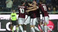 Banjir kartu hiasi pertandingan Atalanta vs AC Milan. (Paolo Magni/ANSA via AP)