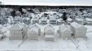 Foto drone memperlihatkan rumah-rumah tertutup salju menyusul badai musim dingin yang melanda sebagian besar Ontario di sepanjang tepi Danau Erie, dekat Fort Erie, Ontario, Kanada, 27 Desember 2022. Badai musim dingin menerjang hampir seluruh penjuru Kanada. (Nick Iwanyshyn/The Canadian Press via AP)