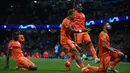 Pemain Lyon, Nabil Fekir (kanan) melakukan selebrasi atas golnya ke gawang Manchester City saat bertanding pada matchday pertama Grup F Liga Champions di Stadion Etihad, Manchester, Rabu (19/9). City kalah 1-2 dari Lyon. (AP Photo/Dave Thompson)