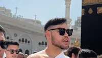 Potret Ivan Gunawan Umrah, Bagikan Renungan di Depan Kabah