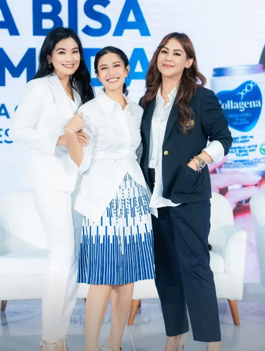Dian Sastro nampak kenakan kemeja putih dipadu dengan rok selutut bermotif stripe dan mules heels [@therealdisastr]