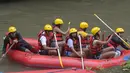 Mantan Presiden AS Barack Obama dan istrinya Michelle dan anak perempuannya Sasha dan Malia saat mengikuti arung jeram di Desa Bongkasa, Badung, Bali, Senin (26/06). Obama dan keluarga menempuh jarak 10 kilometer dengan jarak tempuh 2 jam (AFP/STR)