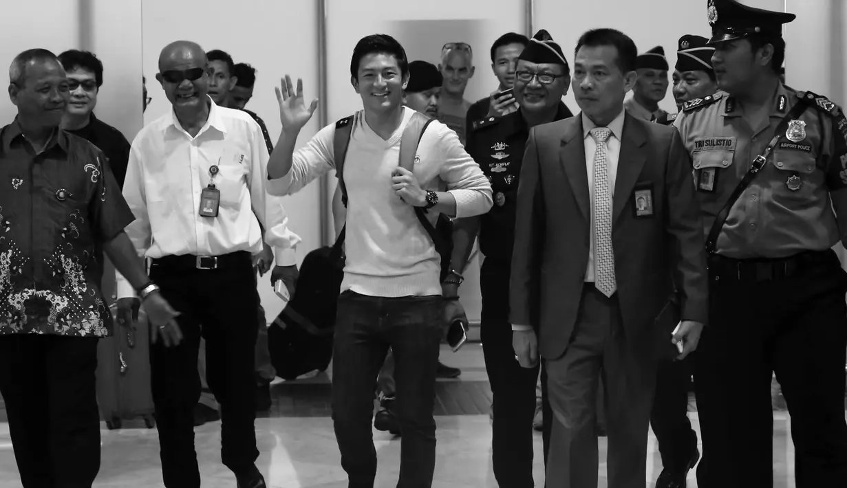 Pebalap Nasional, Rio Haryanto saat tiba di Bandara Soekarno-Hatta, Cengkareng, Tangerang, Rabu (2/11/2015). (Bola.com/Nicklas Hanoatubun)