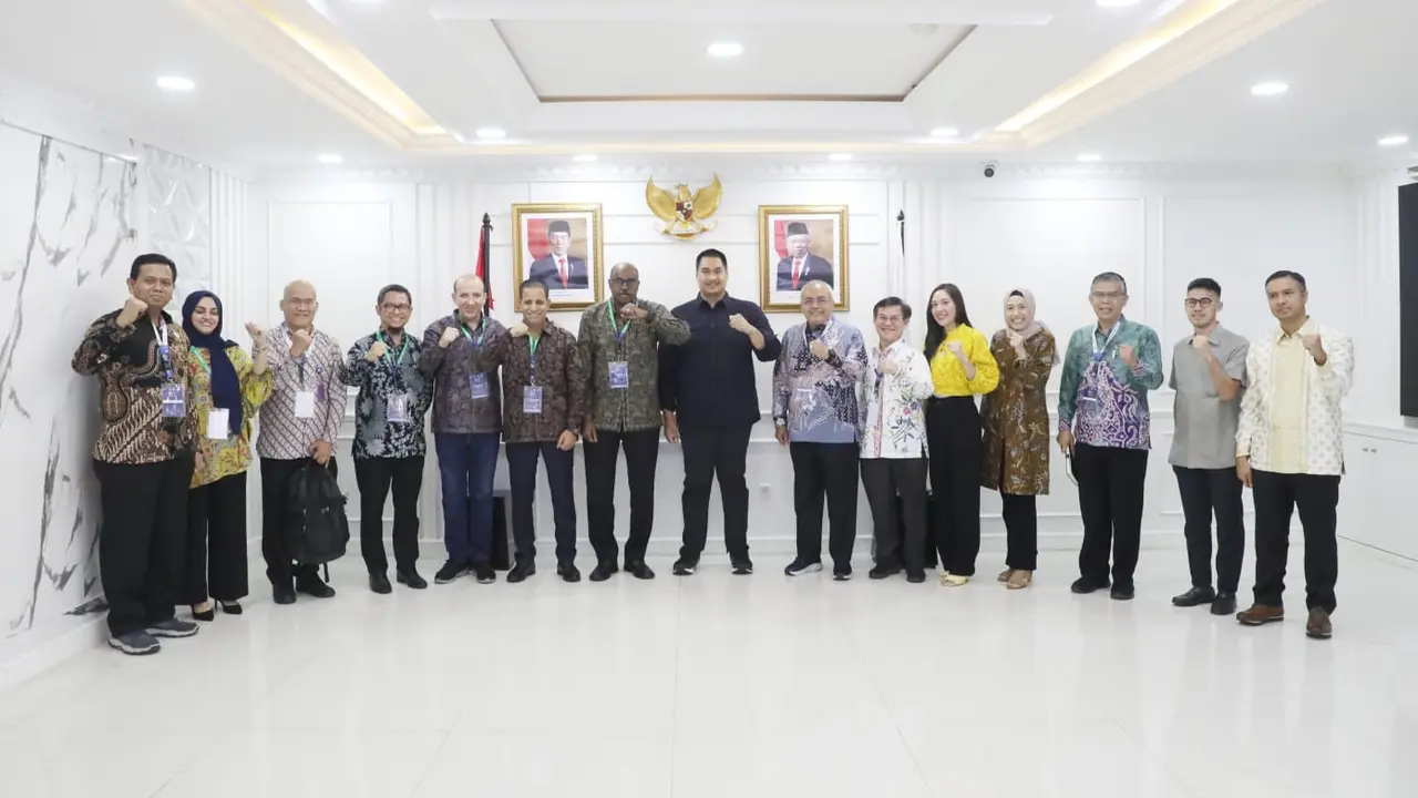 Menteri Pemuda dan Olahraga Republik Indonesia (Menpora RI) Dito Ariotedjo, didampingi Sesmenpora Gunawan Suswantoro, hari Jumat (7/7) pagi menerima kunjungan delegasi dari Assistant Secretary General for Humanitarian, Social and Culture Affairs, Organiza