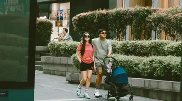 Dalam media sosial Instagramnya, Denny Caknan belakangan ini membagikan momen serunya jalan-jalan di Malaysia. Sambil mendorong kereta bayi yang digunakan oleh Baby Cunda, momen ini terlihat mencuri perhatian. Tampil mengenakan busana kasual, pasangan ini mendapat banyak pujian dari netizen. (Liputan6.com/IG/@denny_caknan)