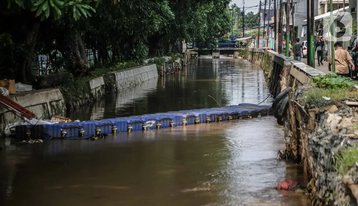 Kondisi bantaran Kali Induk Kramat Jati, Jakarta, Rabu(18/5/2022). Pemprov DKI Jakarta melalui Dinas Sumber Daya Air (SDA) berencana akan menormalisasi Kali Induk secara keseluruhan guna mencegah banjir yang melanda kawasan tersebut saat hujan deras mengguyur. (Liputan6.com/FaizaL Fanani)