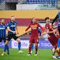 Striker Inter Milan Romelu Lukaku menanduk bola pada laga Liga Italia melawan AS Roma di Olimpico, Minggu (10/1/2021). (AFP/Vincenzo Pinto)