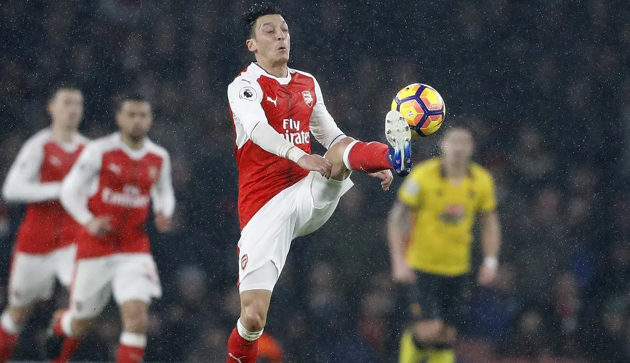 Pemain Arsenal, Mesut Ozil, mengontrol bola saat melawan Watford pada laga Liga Inggris di Stadion Emirates, Selasa, (31/1/2017). (AP Photo/Frank Augstein)