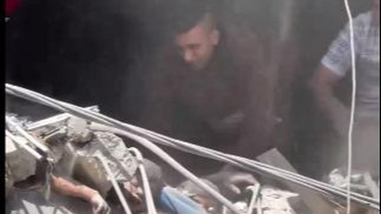 Dalam video yang dibagikan, beberapa mayat terlihat tergeletak di bawah reruntuhan bangunan.