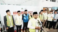 Menteri Agama (Menag) Yaqut Cholil Qoumas melepas keberangkatan jemaah haji kloter pertama dari Embarkasi Kertajati (KJT-01) di Bandara Internasional Jawa Barat (BIJB) Kertajati, Majalengka, Jawa Barat,&nbsp;Minggu (28/5/2023). (Nafysul Qodar/Liputan6.com)