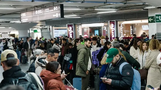 Para penumpang menunggu di aula Stasiun Kereta Madrid, Spanyol, pada Minggu 18/1/2026), setelah pengumuman penghentian layanan akibat kecelakaan yang melibatkan dua kereta yang anjlok di Cordoba.