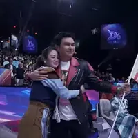 Aldi Taher menjadi juri tamu di acara D'Academy 6. Dalam acara yang ditayangkan Indosiar sejak Senin-Jumat malam tersebut, kehadirannya membuat heboh. Aldi memeluk mantan istrinya di panggung megah. [Youtube/Indosiar]