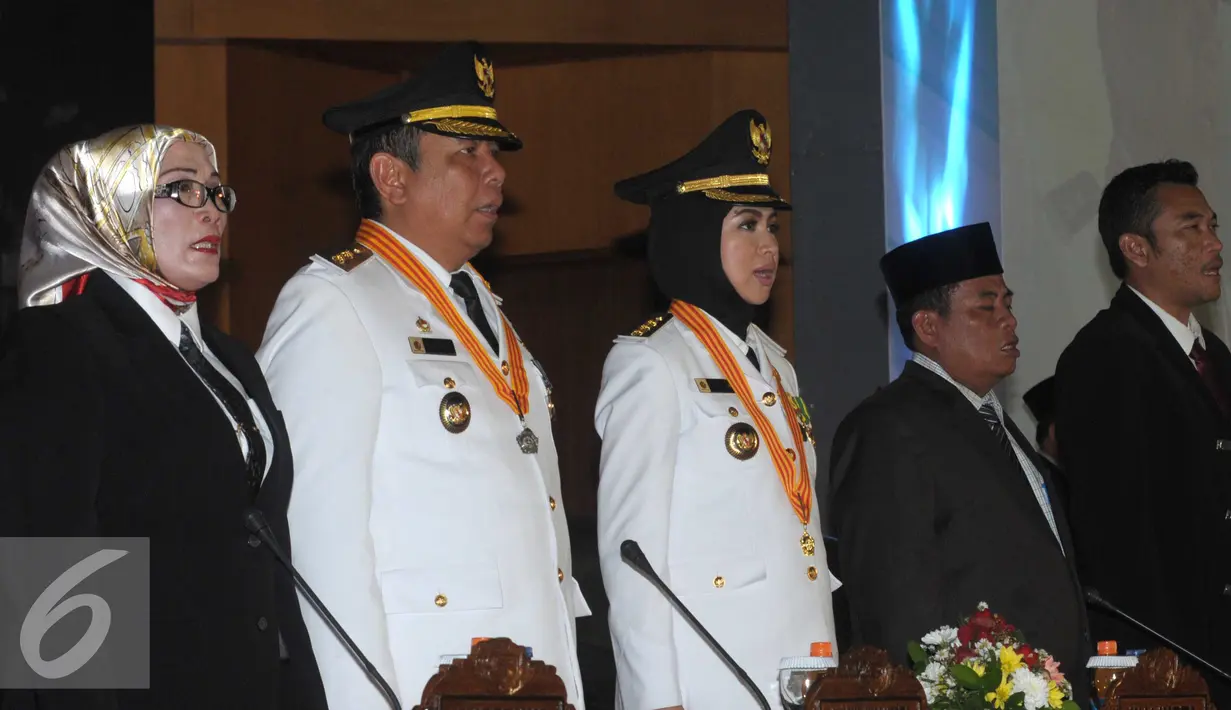 Walikota Tangsel terpilih Airin Rachmi Diany dan Wakil Walikota Benyamin Davnie menghadiri Rapat Paripurna Istimewa Kota Tangsel, Rabu (20/4). Airin dan Benyamin menjabat walikota dan wakil walikota Tangsel untuk kedua kalinya (Liputan6.com/Helmi Afandi)