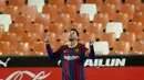 Penyerang Barcelona, Lionel Messi berselebrasi usai mencetak gol ke gawang Valencia pada pertandingan La Liga Spanyol di stadion Mestalla, Senin (3/5/2021). Messi mencetak dua gol dan mengantar Barcelona menang tipis atas Valencia 3-2. (AP Photo/Alberto Saiz)