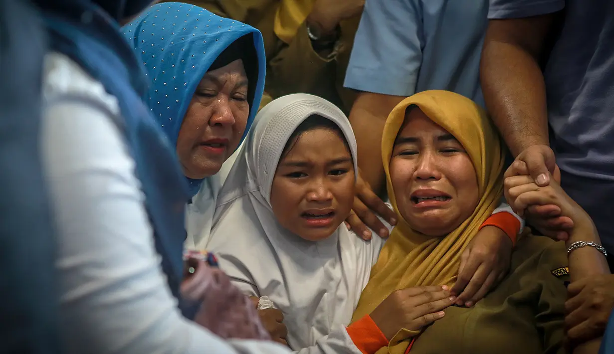 Keluarga korban jatuhnya pesawat Lion Air JT-610 rute Jakarta-Pangkalpinang berada di ruang kedatangan Bandara Pangkalpinang, Bangka Belitung, Senin (29/10). Kesedihan dan kecemasan mewarnai raut wajah para kerabat dan anggota keluarga (HADI SUTRISNO/AFP)