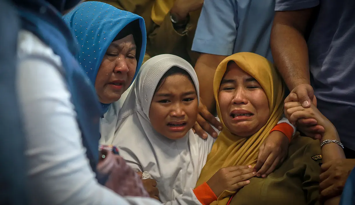 Keluarga korban jatuhnya pesawat Lion Air JT-610 rute Jakarta-Pangkalpinang berada di ruang kedatangan Bandara Pangkalpinang, Bangka Belitung, Senin (29/10). Kesedihan dan kecemasan mewarnai raut wajah para kerabat dan anggota keluarga (HADI SUTRISNO/AFP)