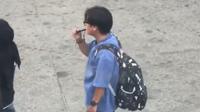 Video penumpang pesawat menghisap vape di area apron bandara jadi viral. (dok. tangkapan layar video X @B3doel___/https://x.com/B3doel___/status/1856903077296836987)