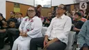 Terdakwa kasus dugaan penyalahgunaan narkotika Tri Retno Prayudati atau Nunung dan suaminya July Jan Sambiran saat menjalani sidang lanjutan dengan agenda mendengarkan keterangan saksi dari JPU di PN Jakarta Selatan, Jakarta, Rabu (9/10/2019). (Liputan6.com/Herman Zakharia)