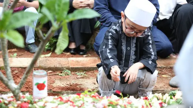 Meninggal Karena Stroke, Ini 7 Potret Haru Daus Mini di Pusara Ayahnya