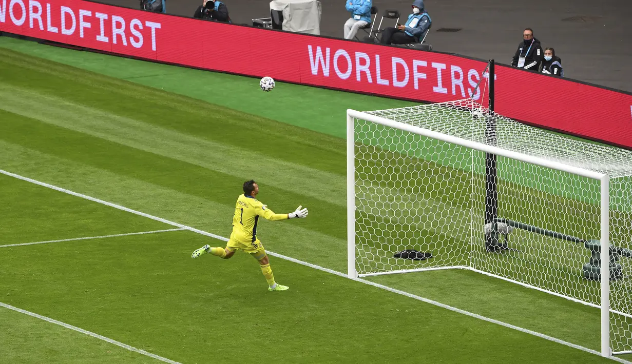 Kiper Skotlandia David Marshall gagal menyelamatkan tendangan jarak jauh pemain Republik Ceko Patrik Schick pada pertandingan Grup D Euro 2020 di Stadion Hampden Park, Glasgow, Inggris, Senin (14/6/2021). Patrik Schick mencatatkan rekor gol terjauh di Euro. (AP Photo/Andy Buchanan, Pool)