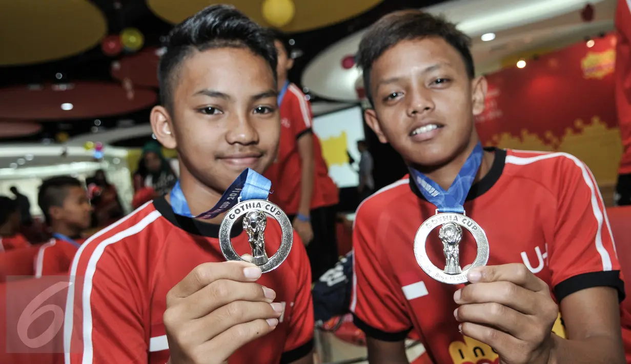 Pemain U-13 Indosat Ooredoo menunjukan medali juara runner up Gothia Cup 2016 yang diselengarakan di Swedia, Jakarta, Selasa (2/8/2016). Tim zooredo U-13 Indonesia berhasil menyisihkan 1.659 tim dari 81 negara. (Liputan6.com/Yoppy Renato)  