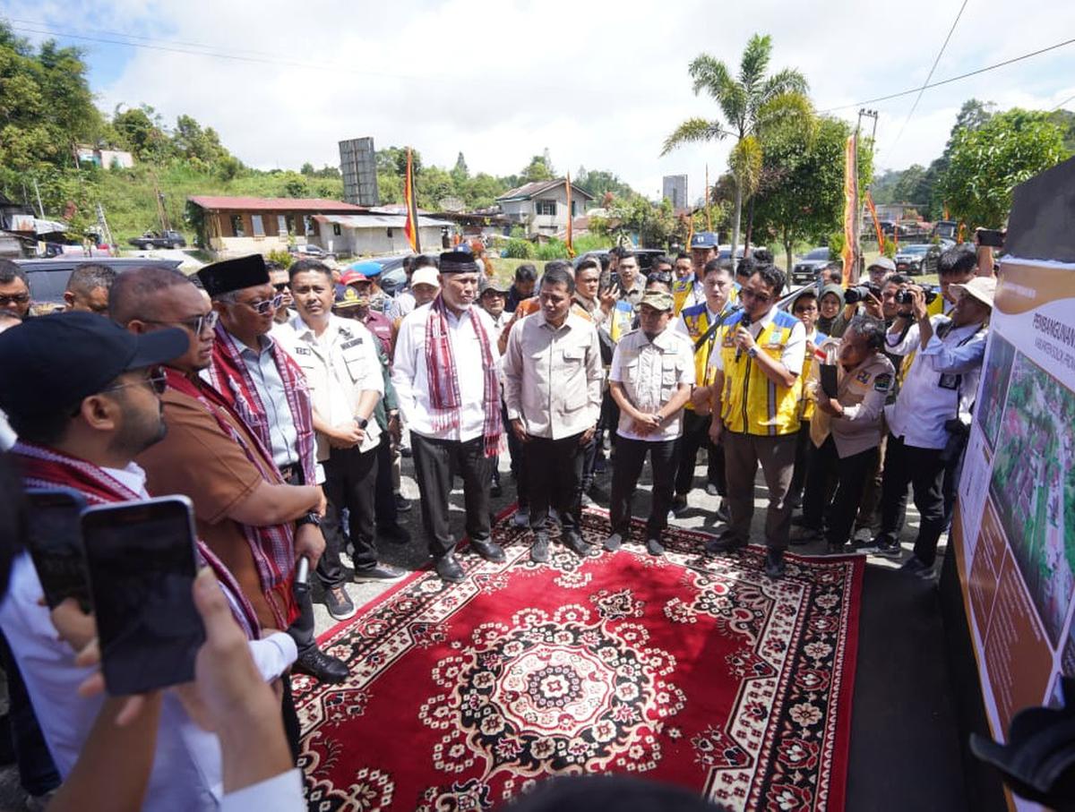 Menteri PU Dody Hanggodo meninjau lokasi usulan pembangunan Sekolah Rakyat di Kecamatan Gunung Talang