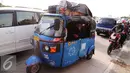 Beragam kendaraan digunakan pemudik untuk berlebaran di kampung halaman. Tampak, pemudik menggunakan bajaj biru saat melintasi kawasan pantura menuju indramayu, Jawa Barat, Kamis (16/7/2015). (Liputan6.com/Herman Zakharia)